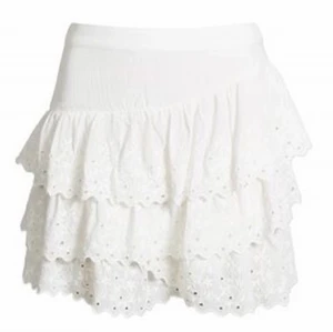 Vit Volangkjol Bikbok, Stl XS/34 Elsa Hosk - Vit volangkjol från bikboks kollektion med Elsa Hosk. Stl 34/XS. Använd några gånger men har inga skador. Säljer för 135kr, köparen står för frakt. Nypris ca 399kr.💓😊 