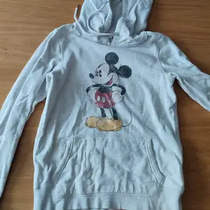 Jag säljer den här fina Mickey Mouse hoodien. 🐭💕 Jag säljer den på grund av att den är för liten. ✨Köparen står för frakt.✨