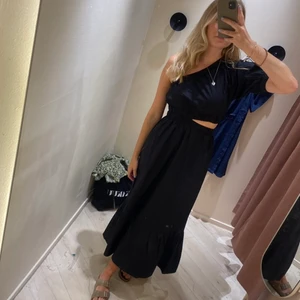 Assymetrisk svart klänning XS NY - Så snygg klänning från Gina tricot i svart! Aldrig använd! Passar XS/S 💫💫