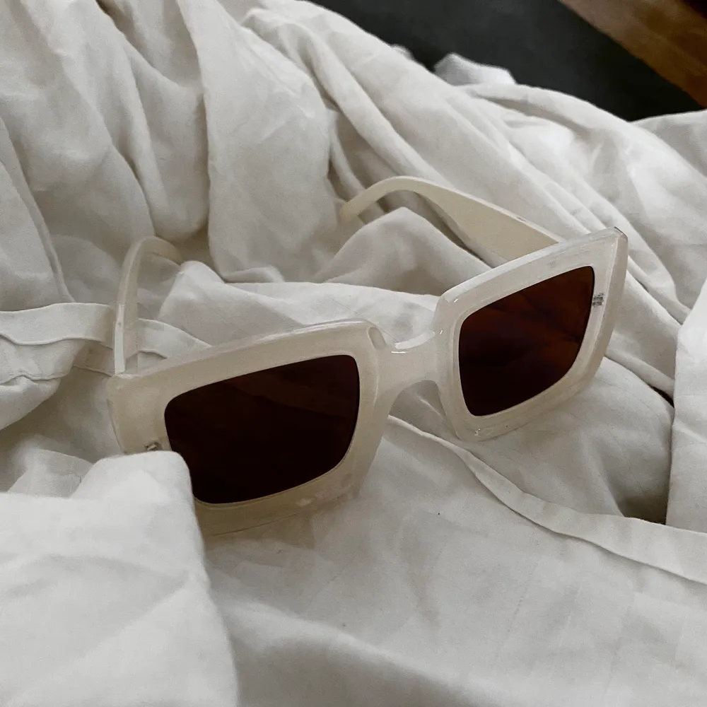 Vita solglasögon i bra material. 💕Tryck på ”köp nu” för att få hem den inom 2 arbetsdagar💕. Accessoarer.