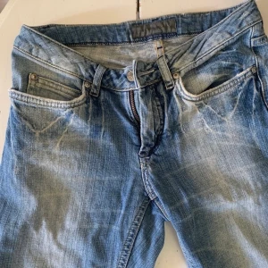 Acne Jeans - MEGAsnygga jeans från Acne i modellen HEP NICE där de är lågmidjade och slim längsbenen dock lite ”vidare” (som bilden) längst ner! I storlek 26/34💙 Pris kan diskuteras