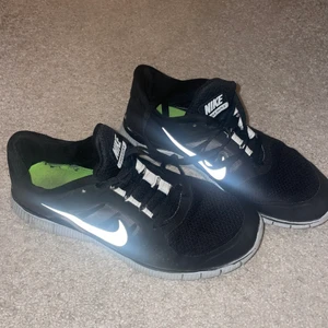 Nike skor - Säljer nikeskor i storlek 37,5 i befintligt skick. De är väl använda och säljs därför billigt, 100kr