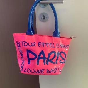 Handväska  - En jättefin blå/rosa väska från Robin Ruth köpt i Paris för ett antal år sedan. Säljer pågrund av att den aldrig kommit till användning. Jättefint skick o aldrig använd 💗 Skriv om bilder eller frågor 💘