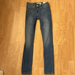 Jeans från Ginatricot, Bonnie Low waist. Aldrig använda och prislappen sitter kvar. Inköpta för 300kr och säljer 100kr