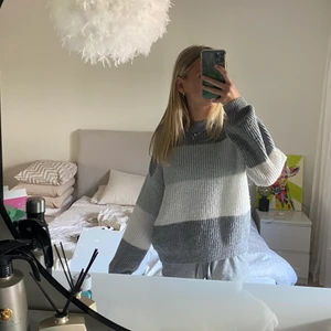 Stickad tröja - Stickad tröja från NA-KD. I strl XS. Sparsamt använd. Nypris: 439kr Mitt pris: 120kr Vid snabb affär kan priset diskuteras!💸  Kan mötas i Tyresö eller skickas. Frakt kan tillkomma! 