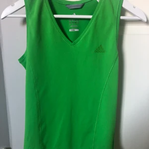 Adidas linne - Fint näst intill oanvänt grönt Adidas linne. I ett skönt material och i en fin färg. Inga tecken på användning❤️