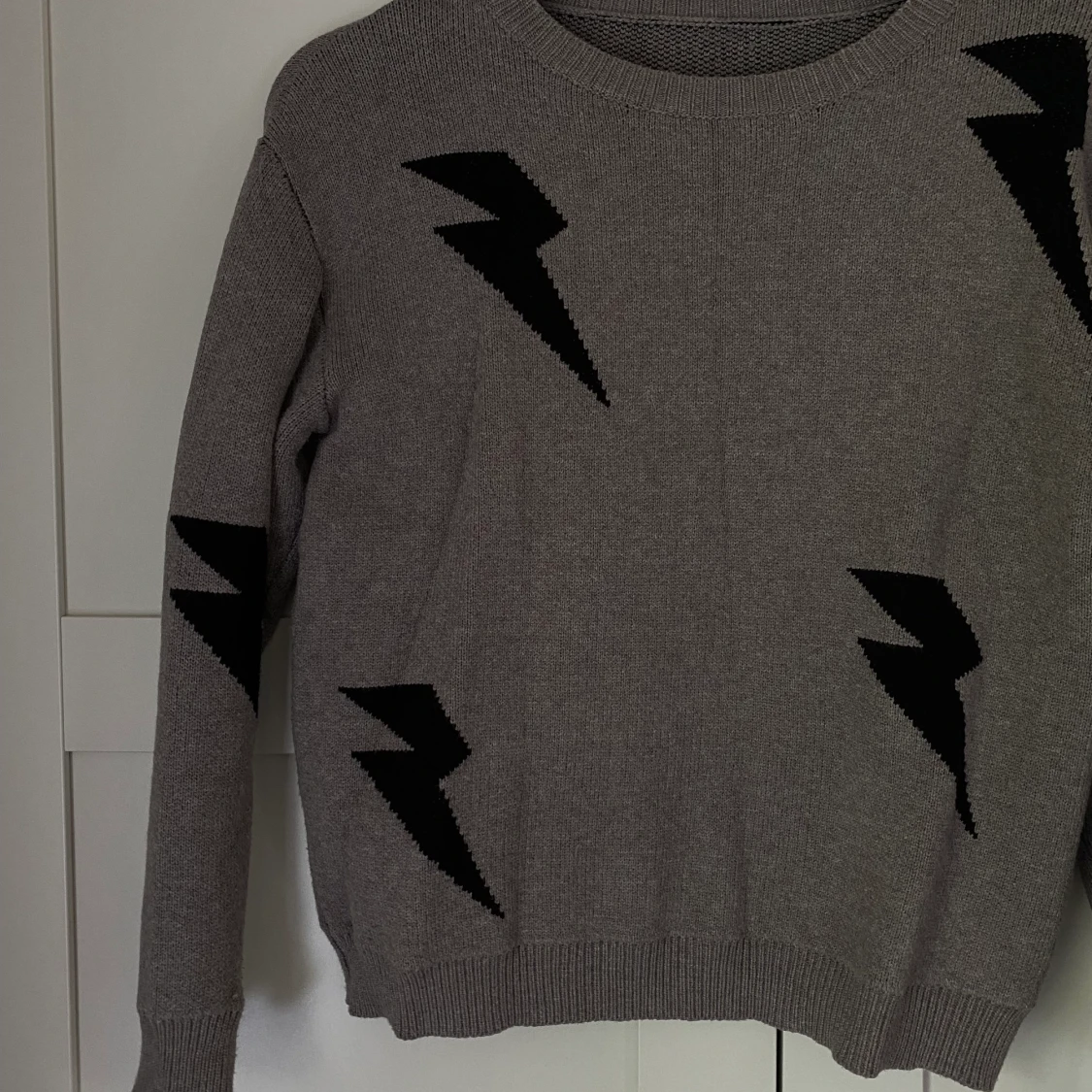 Stickad tröja med blixtrar!