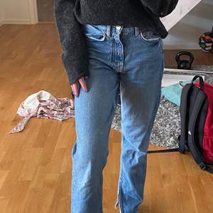 Straight jeans med slit från Gina Tricot. I stl 30. Lite insydda i midjan men det går enkelt att sprätta upp. Nypris 600 