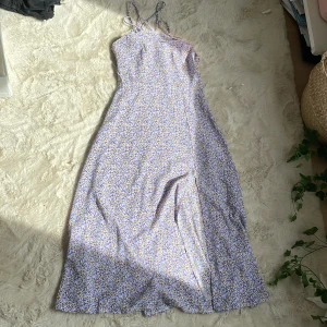 Lila klänning - En lång lika klänning med slits och knytning där bak som är svårt att visa, ganska tunnt och luftigt material som är skönt på sommaren. 💕💕