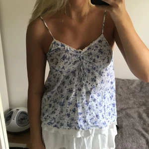 Blommigt linne - Så gulligt linne som jag köpt secondhand, i fint skick och har inga tecken på användning. Storlek S men passar även xs, frakten kostar 45kr❤️