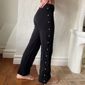 H&M byxa - Svart byxa med pärlor på sidorna! Fint skick men lite för korta för mig (som är 180cm). Skrynkliga efter att ha legat i påse men jättefina när dom får hänga lite :)