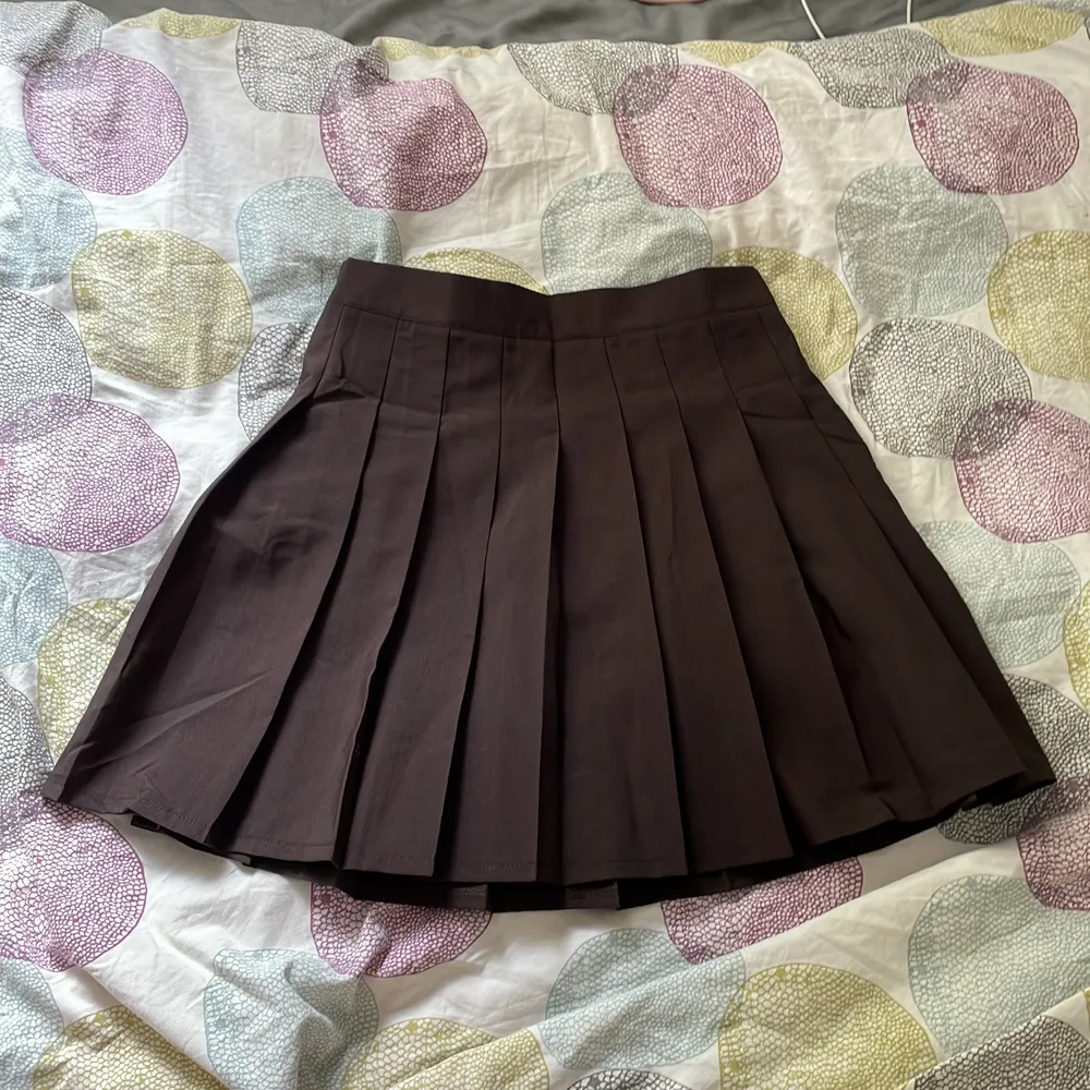 Aldrig använd kjol från shien. För stor för mig (storlek S) därav inte haft användning för den. Om ni vill ha fler av plaggen jag lägger ut kommer ni få allt i ett paket☺️. Skicka DM om du är intresserad att köpa<3. Kjolar.
