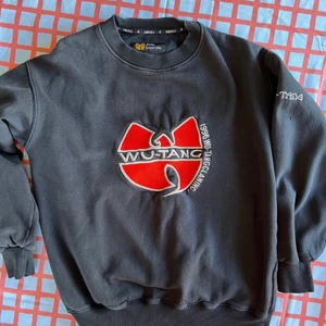 Retro wu-tang clan tröja - Nu har du möjlighet att fynda denna tjocktröja direkt från 90-talet!! Storlek S, säljes i befintligt skick, något mindre hål på vänster arm som med enkla medel (läs nål & tråd) kan lagas.