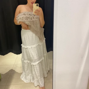 Helt ny vit maxikjol/långkjol  - Säljer denna oanvända kjol, en vit långkjol med spets, storlek medium men passar många, originalpris är 800