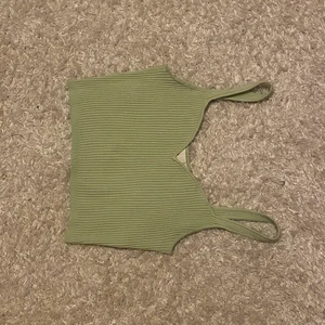 Grönt hm linne strl S - Jag köpte linnet för ett halvår sen men insåg att det var lite för stort för mig, det är stretchigt så den passar mer M och L! Inga defekter och väldigt gullig färg🏝🍹💞 #grönt #ljusgrönt #hm #sommar #linne #croptop #y2k #coconut #summer #2000s #slay #green