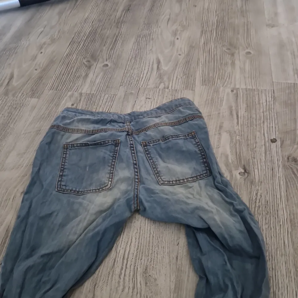 Jus blå jeans med brun sömar från vila clothes .står storlek M i dom men skulle vilja på stå S då jag inte kan få på mig dom o jag brukar ha melan S o M  pris 50kr frakt till komer (inga fram fiket endas bak fiker ). Jeans & Byxor.