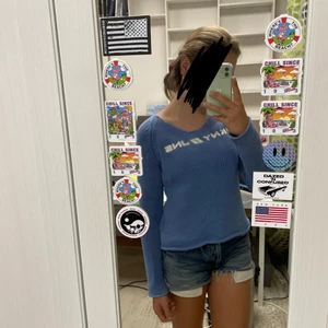 Stickad tröja - Säljer denna stickade tröjan från DKNY! Skitsnygg nu till hösten! Använd cirka 3 gånger!✨ Pris kan distuteras