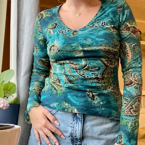 Tröja - Säljer en långärmad tröja i mesh tyg, inte genomskinlig då det är dubbla lager. Fint skick! Köpare står för frakt❣️❣️