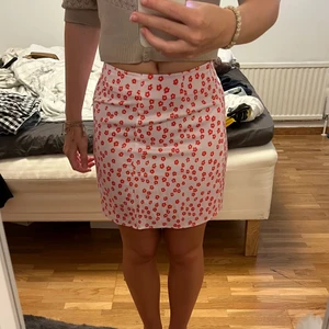 tajt blommig kjol - en tajt blommig kjol ifrån shein, det finns en dragkedja på sidan och är aldrig använd, köparen står för frakten💞