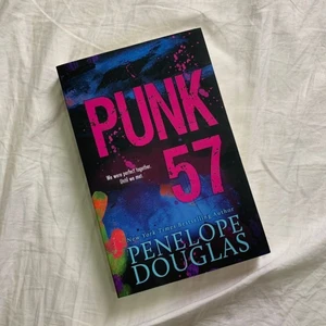 Punk 57 - Det här en lite spicy och snabbläst pocket-bok! Perfekt efter en lång ”reading slump”❤️‍🩹 läst en gång, annars orörd. Säljer den för 80 kr + frakt. klicka gärna på ”köp nu”!☀️ (säljer fler böcker)