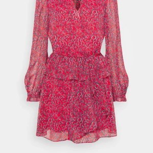 Klänning M  - En oanvänd klänning som är från pepe jeans som jag köpte från zalando. Är i storlek M och säljer den endast för att den inte passar mig. 