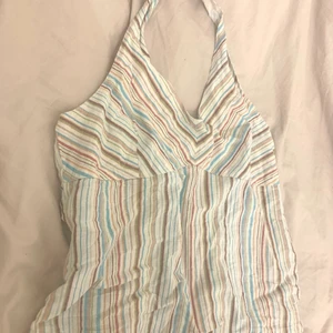 Söt topp - Super söt topp i storlek s/m. Den går att knyta i nacken och har en dragkedja på sidan🤩