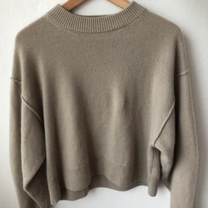 Stickad tröja i kashmir  - Jättefin beige stickad tröja i 100% kashmir❤️ köpt i vintras för 1300 kr och sparsamt använd❤️ storlek xs, men passar även som en s🥰köpare står för frakt❤️