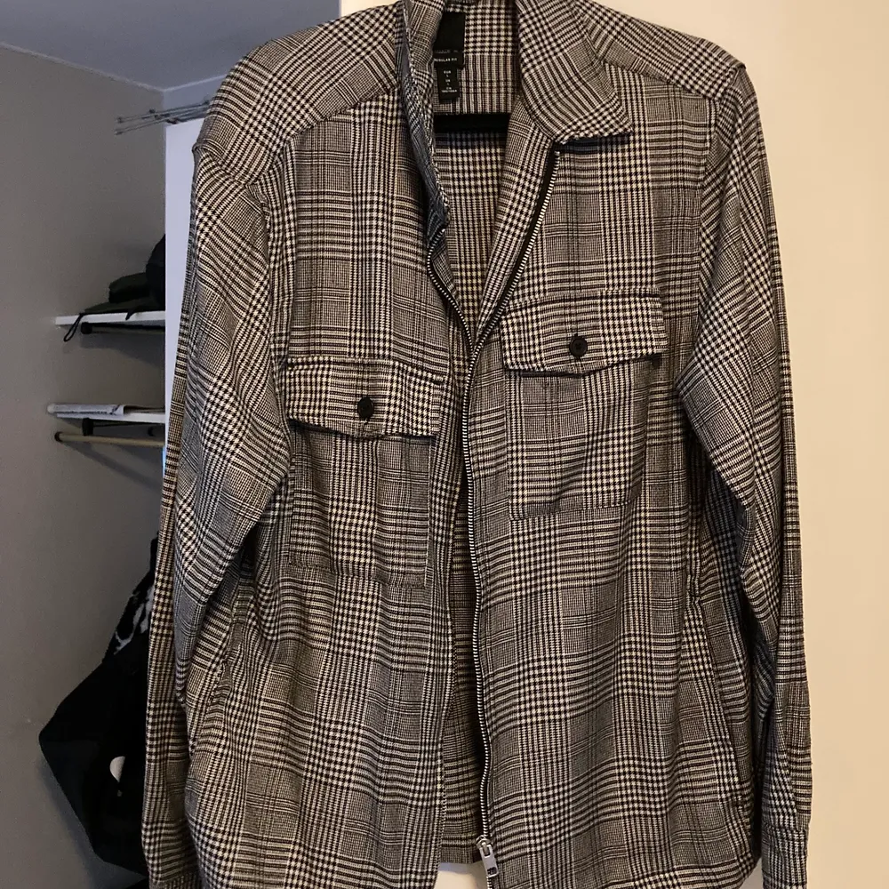 HM Skjorta Large Svart/Grå Condition: 9/10 använt 2 gånger. Aldrig tvättad TTS . Hoodies.