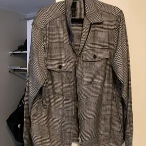 HM Skjorta Large Svart/Grå Condition: 9/10 använt 2 gånger. Aldrig tvättad TTS 