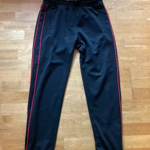 Carlings storlek M - Carlings byxor M Condition: 8/10 använda fåtal gånger.  Tvättade några gånger TTS