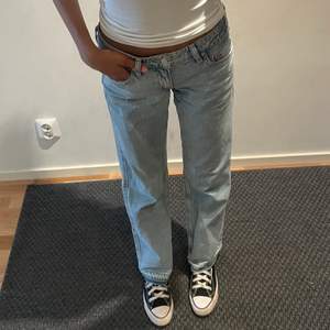 Säljer mina skitsnygga Weekday Arrow jeans i färgen summer blue 💞💞 Jag har sprättat upp jeansen längst ner för att få de lite längre 🫶🏽 Kontakta mig för fler bilder 🥰