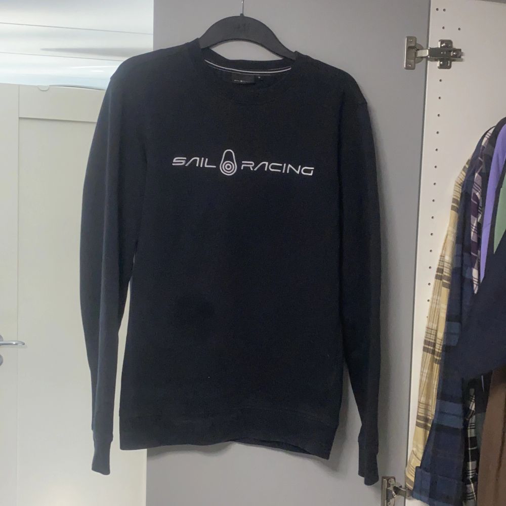 Säljer en svart fin Sail Racing Sweatshirt i storlek M Använd med fint skick. Huvtröjor & Träningströjor.