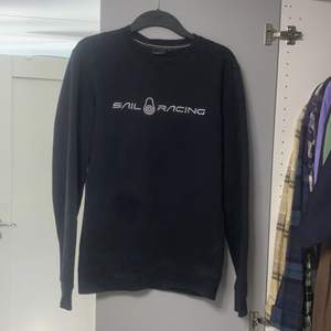 Säljer en svart fin Sail Racing Sweatshirt i storlek M Använd med fint skick