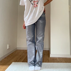 Silvriga jeans zara - Midrise jeans från zara i skrimrigt material, jätte snygga och trendiga! Midjemått = 34 cm. Innebenslängd = 80 cm. Jag är 165 cm