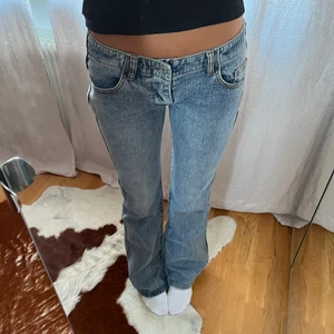 Brandy Melville jeans - Blå bootcut jeans ifrån brandy Melville! Skitsnygga knappt använda men kommer inte till användning!