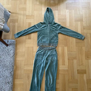 Jucy Couture sett<3  - Hej! Säljer ett Jucy couture sett , kan komma vart som hellst i närheten av Göteborgs området. Original pris var 2100 på raglady men sänker till 1500 kr. Har använt den några gånger och den är i gott skick.