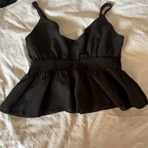 Svart linne - Jättefint svart linne. Säljer pga att den inte längre passar. Tryck ej på köp nu!!❤️