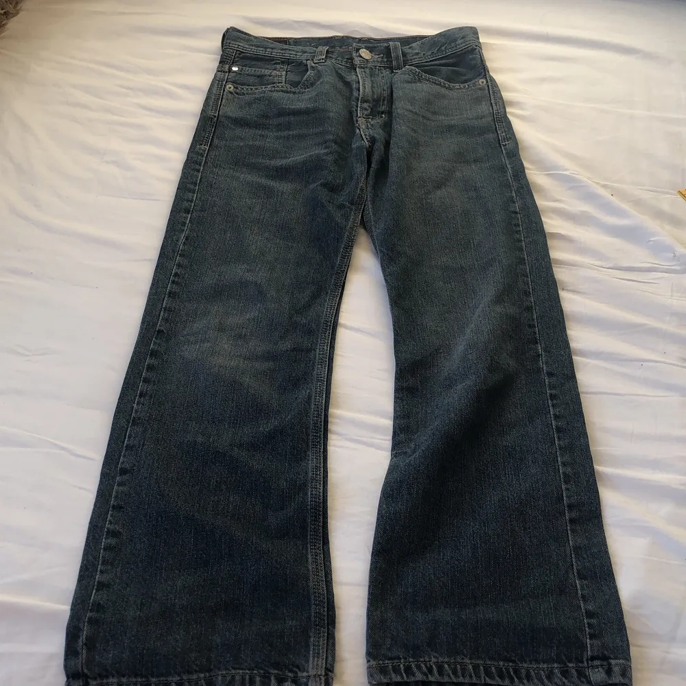 Säljer då de inte passar mig längre. Bootcut bootcut jeans ,Innerbens längden är 69 och midjemåttet 35 tvärs över, liknande true religon. Andvända ca 2 gånger .Tryck inte på köp nu . Jeans & Byxor.