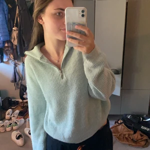 Zip up tröja  - En så skön zip up stickad tröja som går att ha på många olika sätt. Den är använd en del men är fortfarande i ett schysst skick! Väldigt varm och skön till hösten/vintern. Från bikbok i storlek S. 