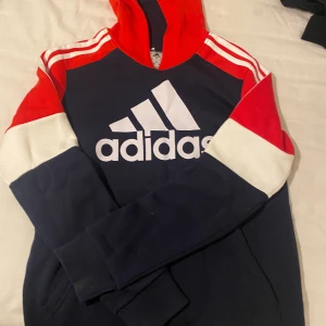 Super skön adidas hoodie! Säljer för 280 kr  - En super skön adidad hoodie i storlek L men passar också om man har storlek M. Har tyvärr aldrig använt denna hoodie då jag råkade beställa fel och blir bara komplicerat att lämna tillbaka den så säljer den här för billigare pris. Frakt står köparen för. 