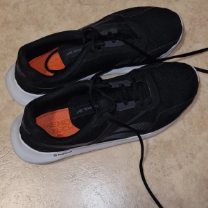 Reebok skor Strl 45 - Säljer min träningskor eftersom jag inte har tid att träna mer dom har bara använt på gymmet inget mer, 