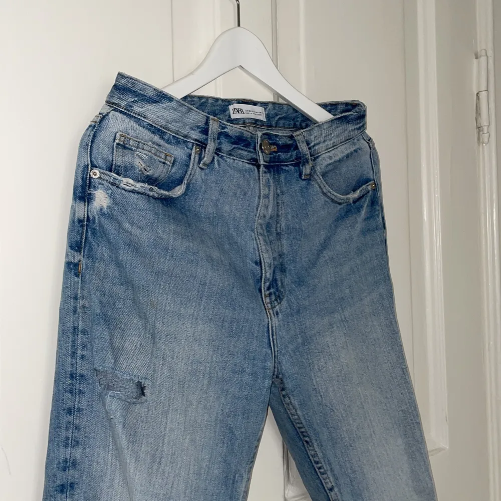 Slitna jeans från Zara. Säljer då jag inte längre använder dem 🦋. Jeans & Byxor.