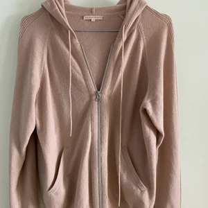 Rosa zip hoddie från Filippa K - Rosa Kashmir zip hoddie från Filippa k i storlek S💗💗