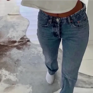 Zara jeans - Låg midjade jeans från zara, köpta här på plick men var lite för små för mig så jag säljer vidare. Helt oanvända😊