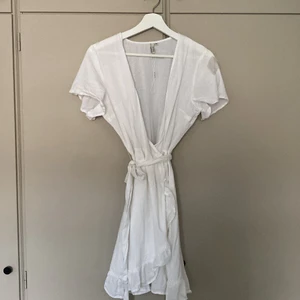 Klänning  - Klänning från Nelly, storlek 40. Använd 1 gång så i fint skick ☺️   Kan mötas upp men kan även frakta mot en avgift 