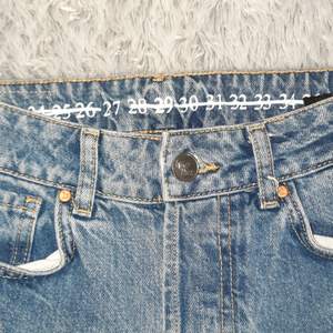 Jeans från bikbok never denim, köptes för 499:-, storlek 27 något ljusare än dom andra (Frakt ingår ej) 