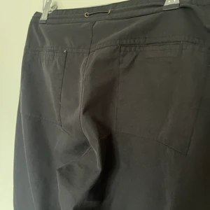 Svarta cargo - Köptes för 170 kr och säljer för 115 + frakt, bra skick, storlek L men sitter som S/M