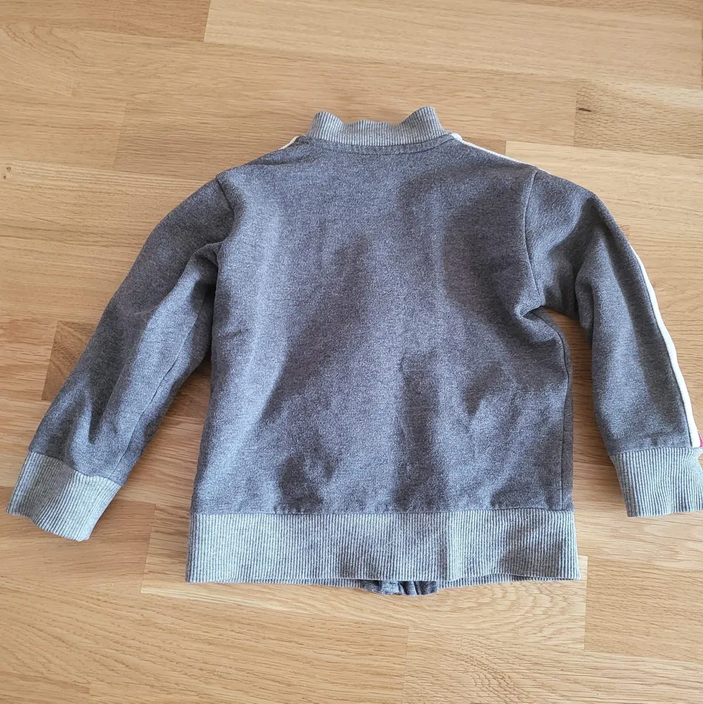 Moncler tröja till barn från 18/24 månader. Kod finns i tröjan som vissar att den är äkta.   Frakt tillkommer. Tröjor & Koftor.