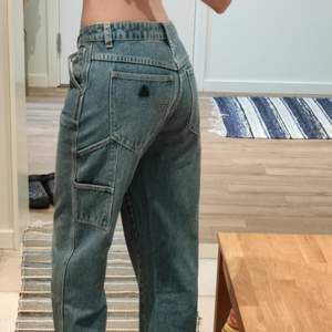 ABRAND jeans i storlek 29 ( midjemått: 71 cm). Helt underbar cargo stil 😍  