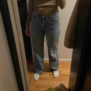 Snygga blå straight jeans från monki i strl 36 i bra skick!! 🌊 Meddela ifall du är intresserad!!💙
